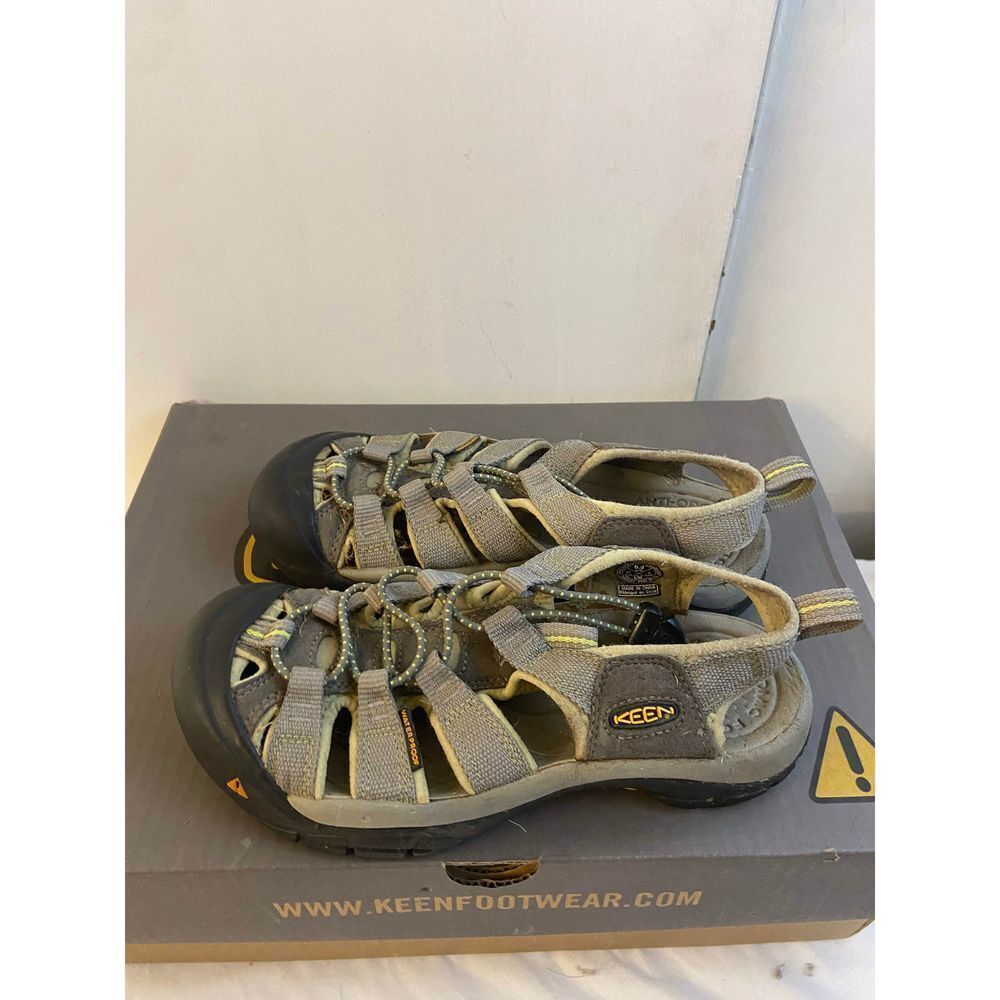 Keens‎ river hiking sandals size 6.5 USA 37 EU